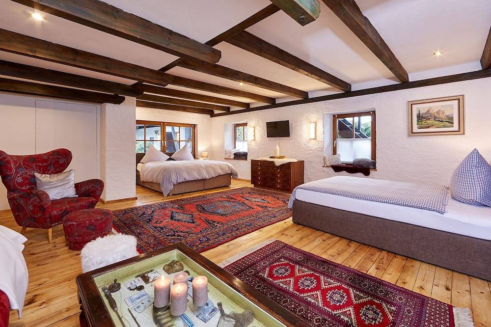 Die Landhausvilla ein Mehrgenerationen Haus mit 480qm Wohnfläche und viel Garten in Garmisch-Partenkirchen, Bayerische Alpen