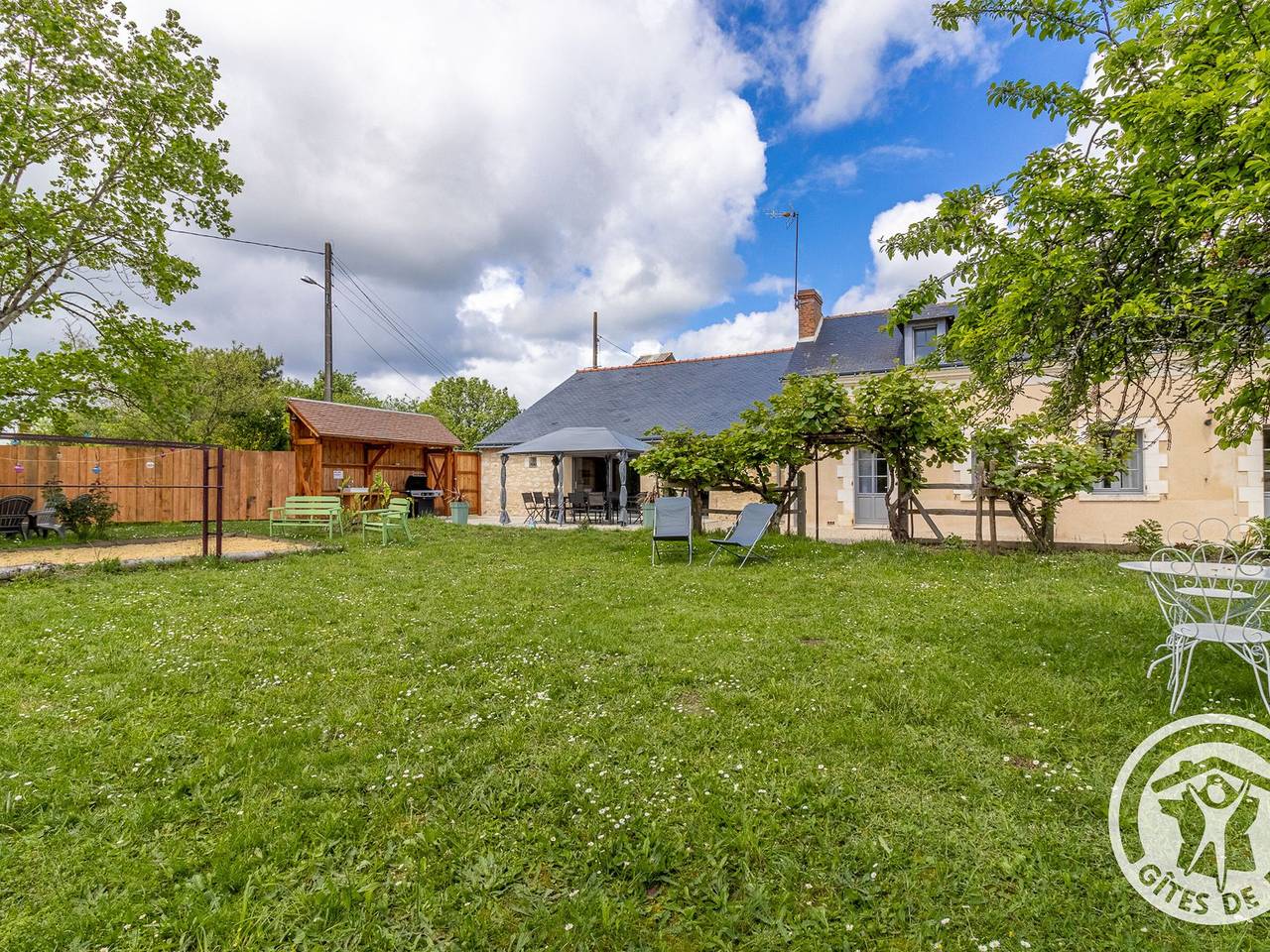 Gîte de groupe avec salle de jeux, jardin 4000m², proche forêt de Chandelais et Zoo de la Flèche in Bocé, Vallée de la Loire