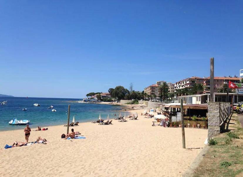 Appartement entier, Ajaccio magnifique T2 40m2 centre ville vue mer au bord de la plage neuf 5 personnes Clim wifi balcon parking privé fermé in Ajaccio, Golfe D'Ajaccio
