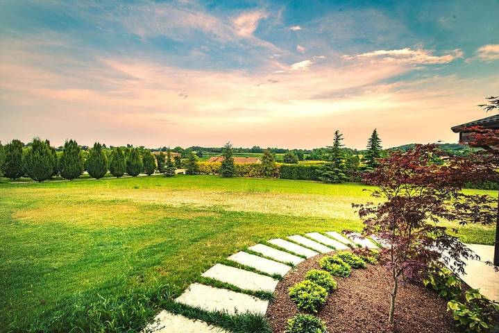 Privatzimmer für 2 Personen, mit Terrasse und Garten sowie Ausblick in Monzambano