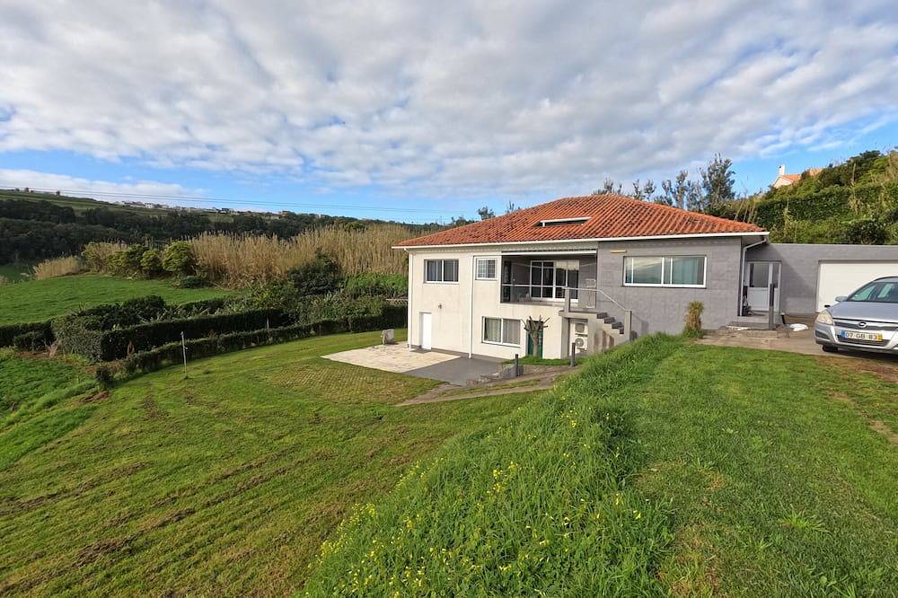 Apartamento entero, Apartamentopraiadoalmoxarife has a peaceful view over the fields and the ocean. in Faial