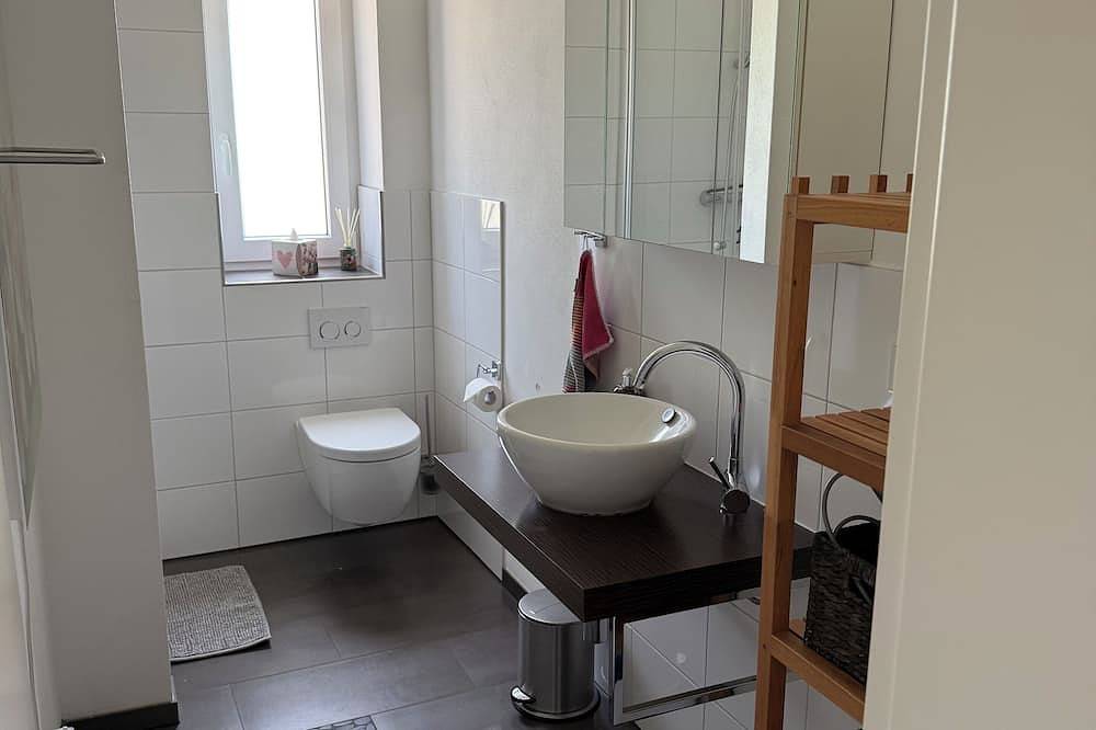 Ganze Wohnung, Drei-Burgen-Blick in moderner Fe-Wo mit überdachter Terrasse und Burgenblick in Neckarsteinach, Bergstraße