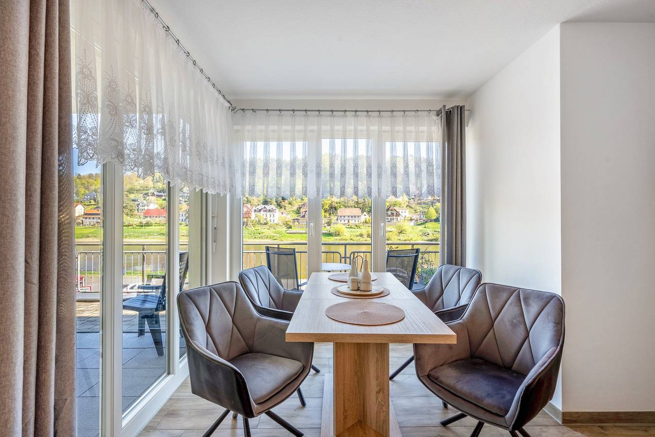 Ganze Wohnung, Ferienwohnung Elbufer 3a mit Bergblick, privater Terrasse und Wlan in Stadt Wehlen, Wehlen