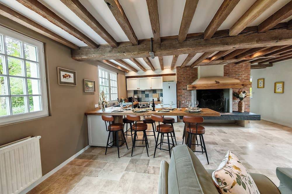 An authentic, modern farmhouse in the heart of Sologne in Saint-Viâtre, Sologne