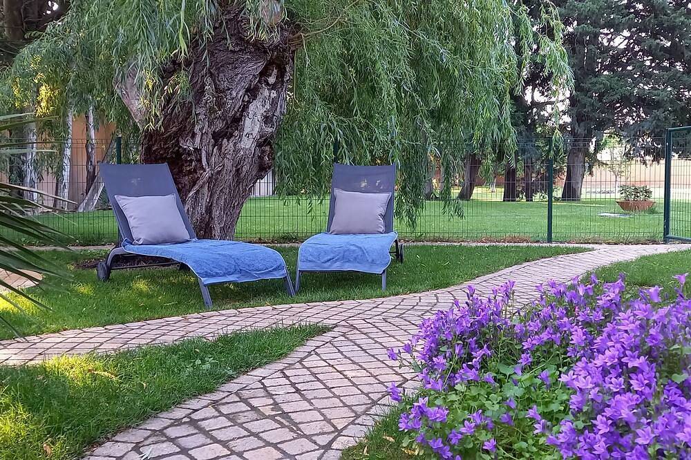 Entire apartment, Bright, fully renovated apartment with garden in Caumont-sur-Durance, Vaucluse