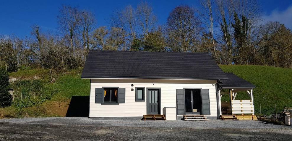 Gîte pour 6 personnes, avec jardin et vue, adapté aux familles à Charritte-de-Bas