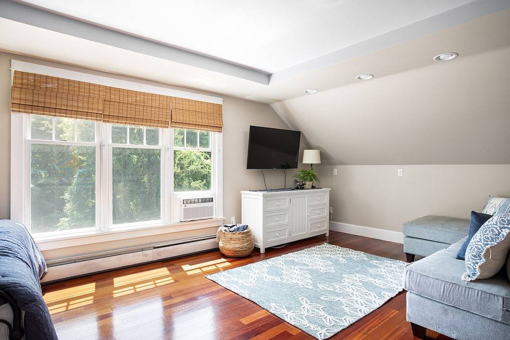 Enjoy Newport, stunning beaches, hot-tub, & relax at the lovely Coastal Hideaway in Middletown, Newport County