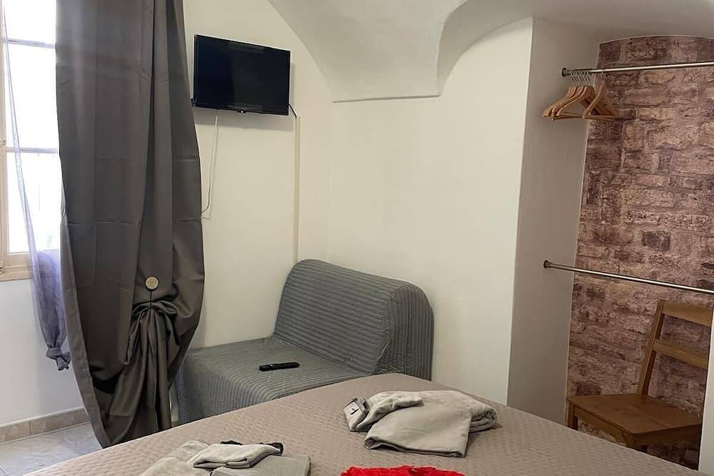 Entire apartment, New and bright apartment 100 meters from the central square, castle view in Dolceacqua, Ligurian Alps