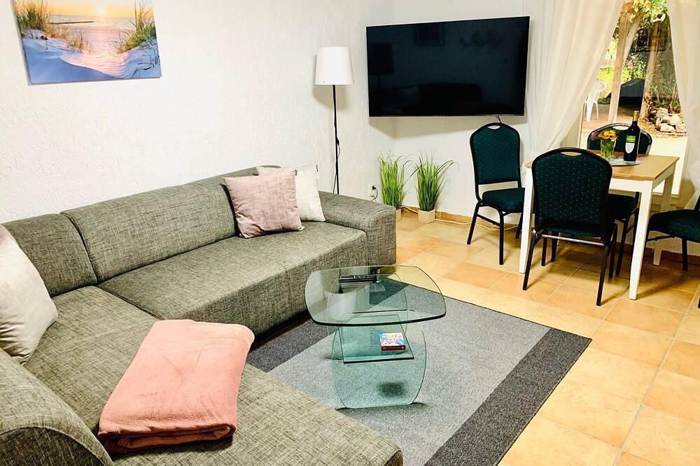 Ganze Wohnung, Ruhige Monteurwohnung im Souterrain der Deutschen Villa mit gem. Sauna u. Garten in Gehlsdorf, Rostock