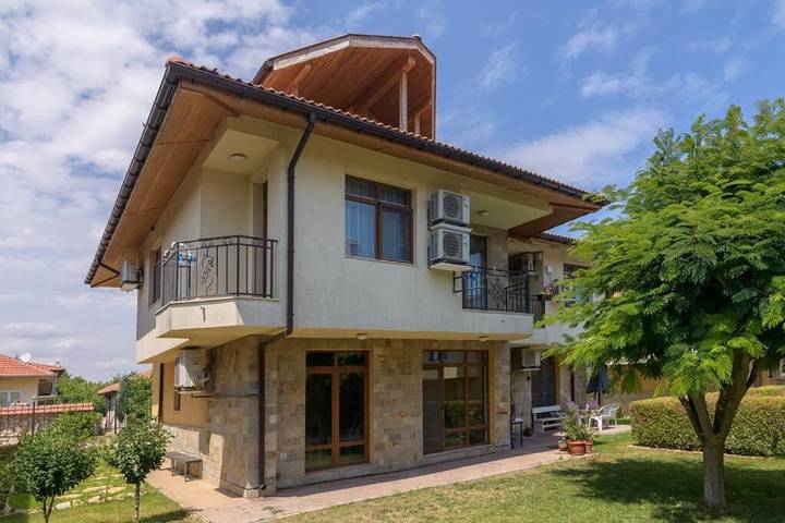 Casa rural para 8 personas, con jacuzzi y jardín en Bulgaria