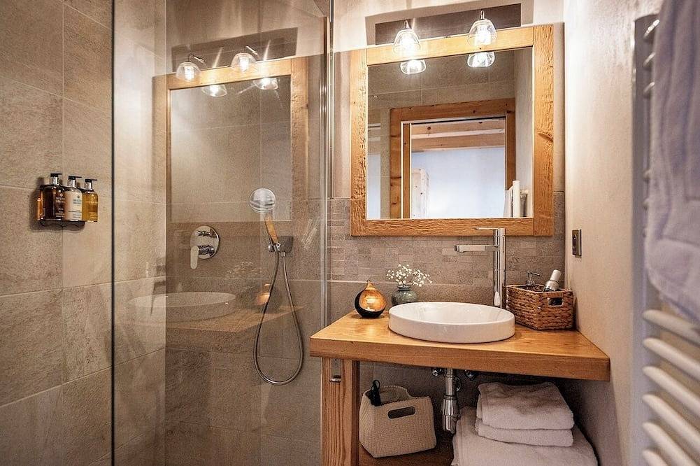 Chalet Celeste 5* - 250m2, jacuzzi, sauna, piste à 200m. et vue magnifique in Le Grand-Bornand, Région d'Annecy