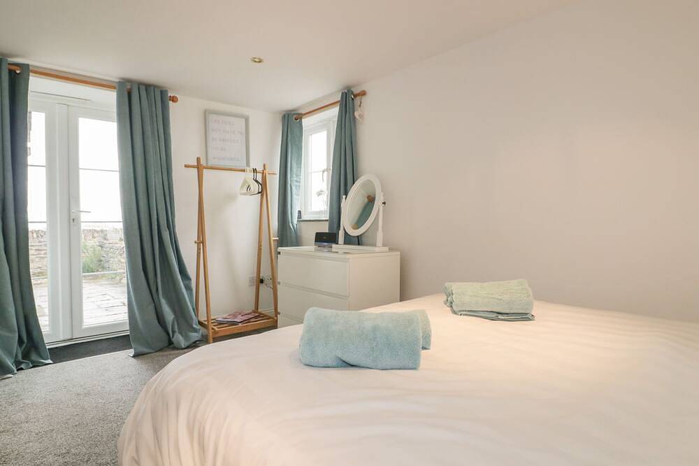 The Blue House, family friendly, with open fire in Tintagel in Tintagel, Pentire Point - Widemouth