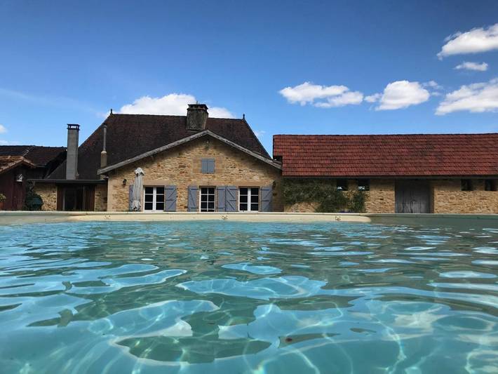Location de vacances pour 2 personnes, avec vue ainsi que piscine et jardin à Saint-Pompont