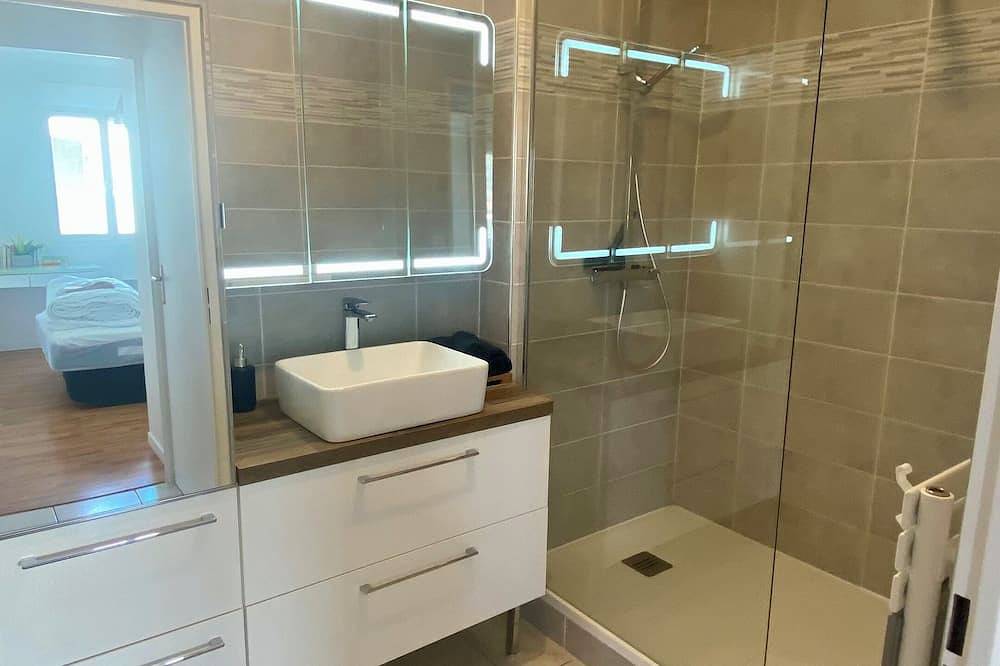 Apartamento entero, Elegant getaway at the gateway to Saint-Émilion • Private parking & balcony in Coutras, Región de Libourne