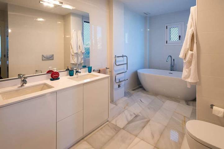 Villa de 7 dormitorios en primera línea de playa in Las Chapas, Marbella