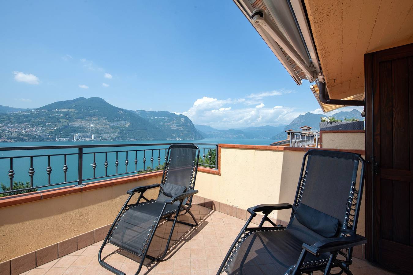 Apartamento inteiro, Apartamento de férias "Bella Isola" com vista para o lago, terraço privado e Wi-Fi in Menzino, Monte Isola