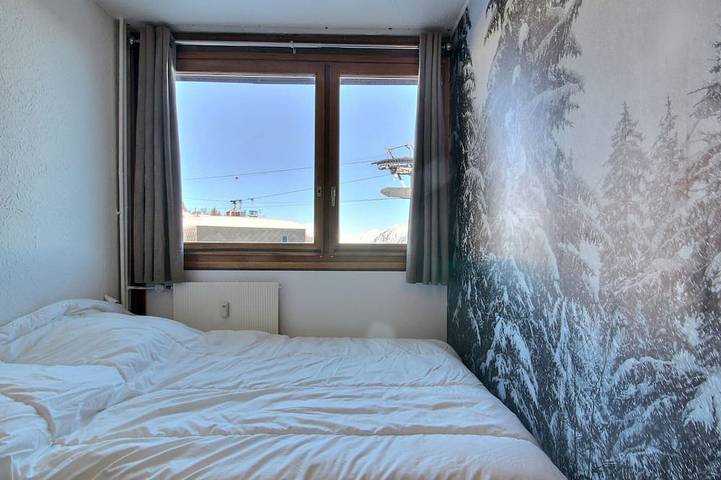 Entire apartment, 3-room apartment on ski runs with large terrace and Wi-Fi in Plagne Centre, La Plagne-Tarentaise