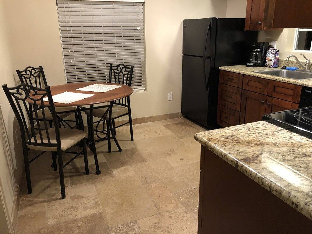 Saubere, luxuriöse 1 Schlafzimmer mit allem, was Sie brauchen. Granit, Travertin! in Tucson, Pima County