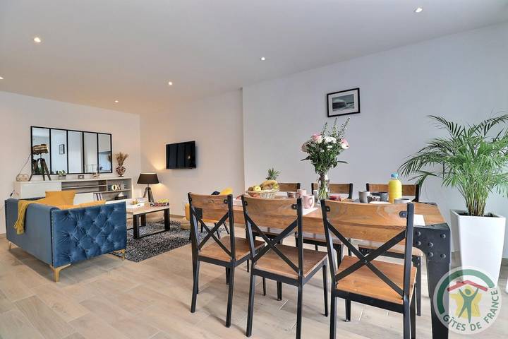 Gîte pour 6 personnes, avec terrasse et jardin à Saint-Germain-en-Coglès - 4