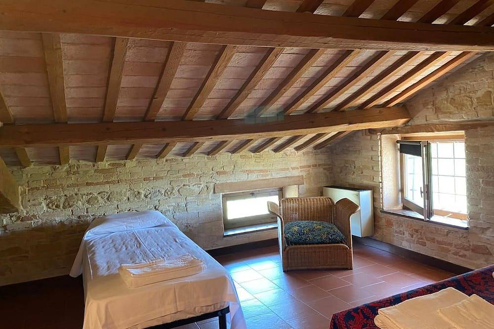 Attic Room with Private Bathroom in a Historic Villa Farmstay in Treia (Italien), Macerata Provinz