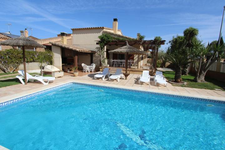 Villa for 14 people, with terrace and garden as well as view, with pets in Costa Dorada