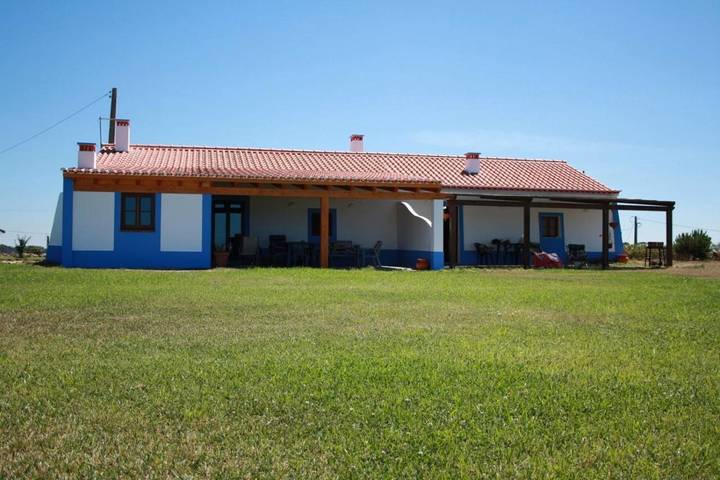 Location de vacances pour 5 personnes, avec vue et jardin, animaux acceptés à Zambujeira do Mar - 2