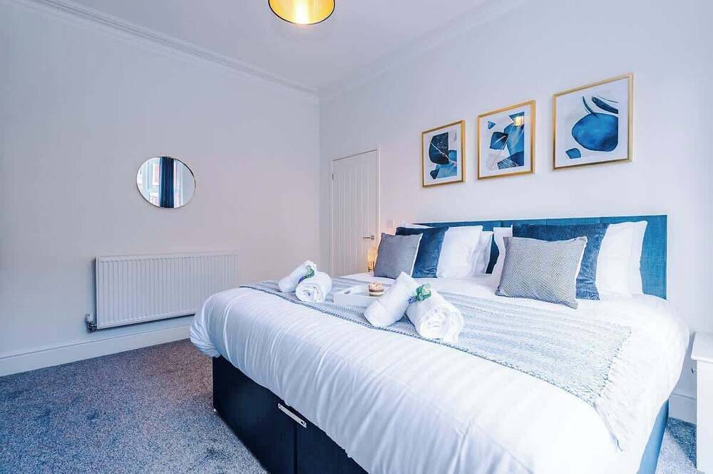 Modern home, ideal for business & groups, sleeps 7 in Crewe, Cheshire East