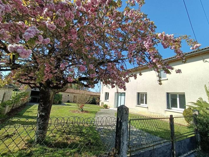 Location de vacances pour 8 personnes, avec terrasse et jardin à Brux