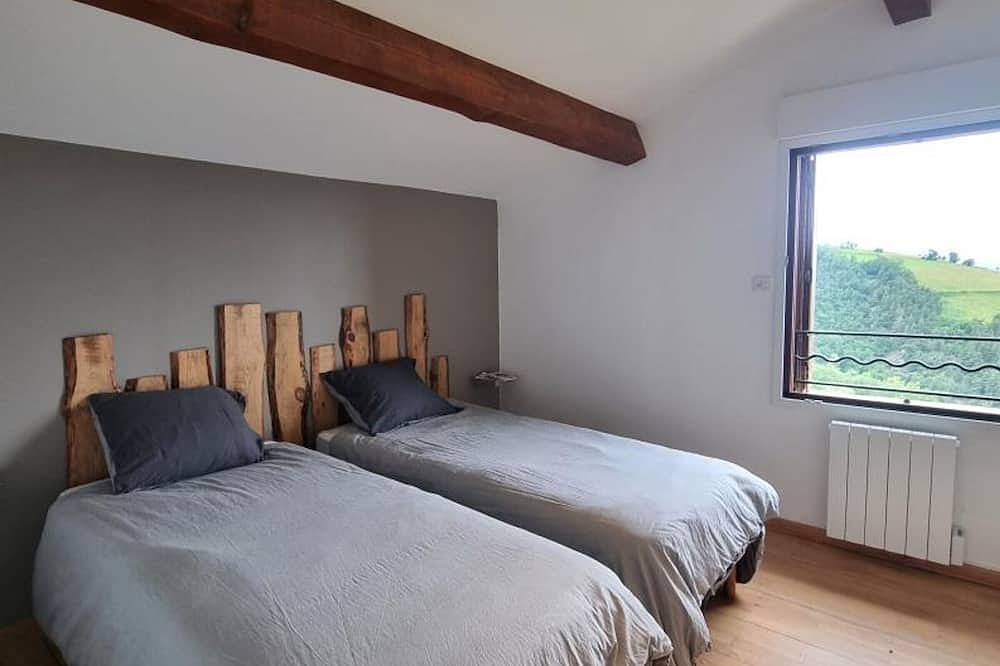 Cozy Cottage with Terrace, Panoramic Views, 2 Br, Bbq, Near Lyon and St-Etienne in Saint-Chamond, Pilat Regional Nature Park