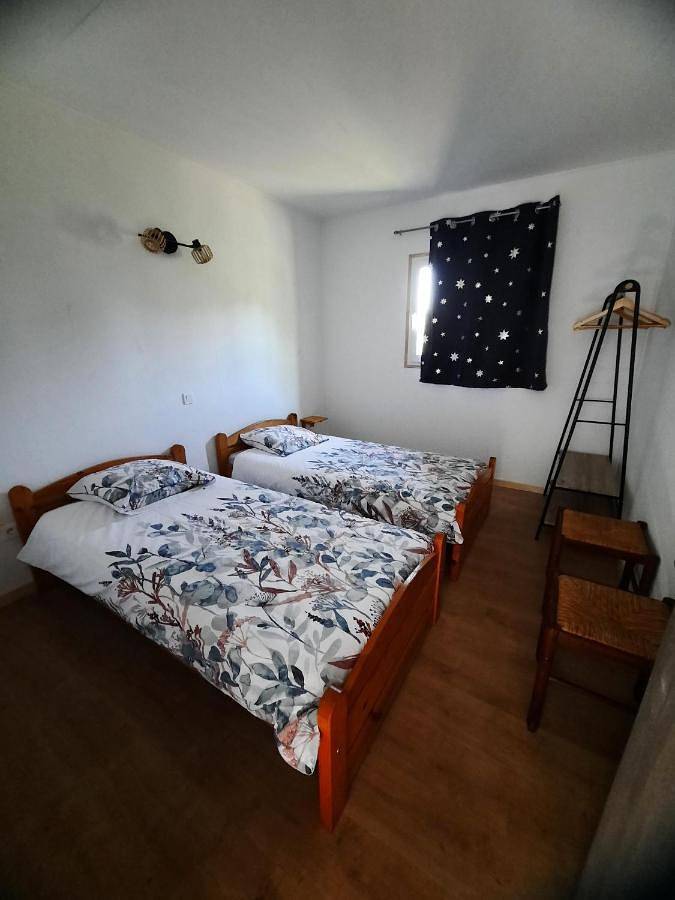 Location de vacances pour 4 personnes, avec jardin et vue ainsi que vue sur le lac et piscine, animaux acceptés à Lubersac - 3