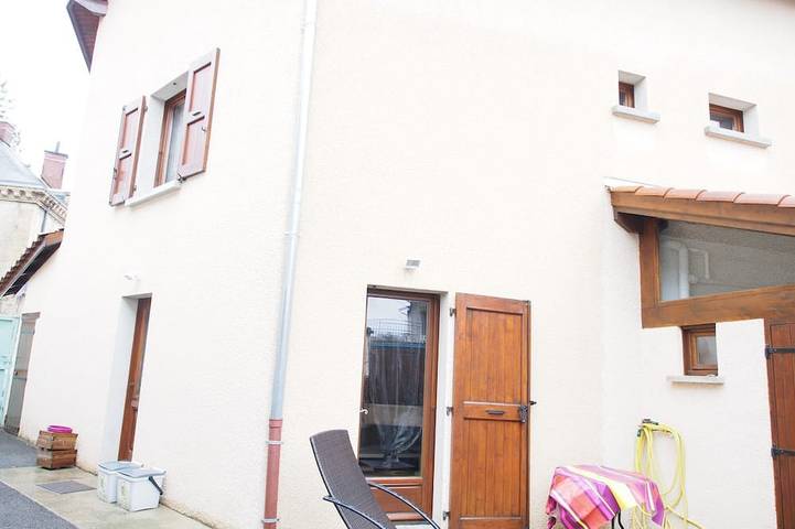 Gîte pour 7 personnes, avec terrasse dans Brézins