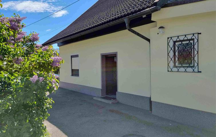 Ganze Ferienwohnung, Gemütliche Ferienwohnung mit Garten, Parkplatz und WLAN – 1,5 km von der Drau entfernt in Karawanken und Bachergebirge, Feistritz im Rosental
