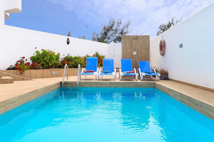 Moderna Villa Xana cerca de la playa con piscina, gran patio, aire acondicionado y Wi-Fi in Playa Blanca, Yaiza