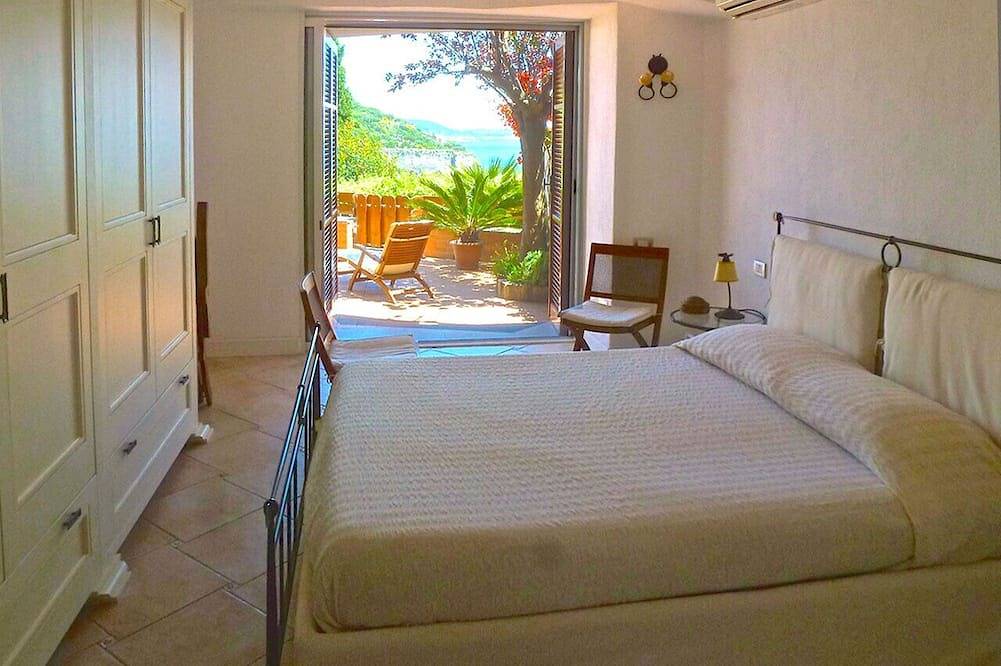 Un apartamento de lujo con impresionantes vistas al mar. in Ischia Cuidad, Ischia