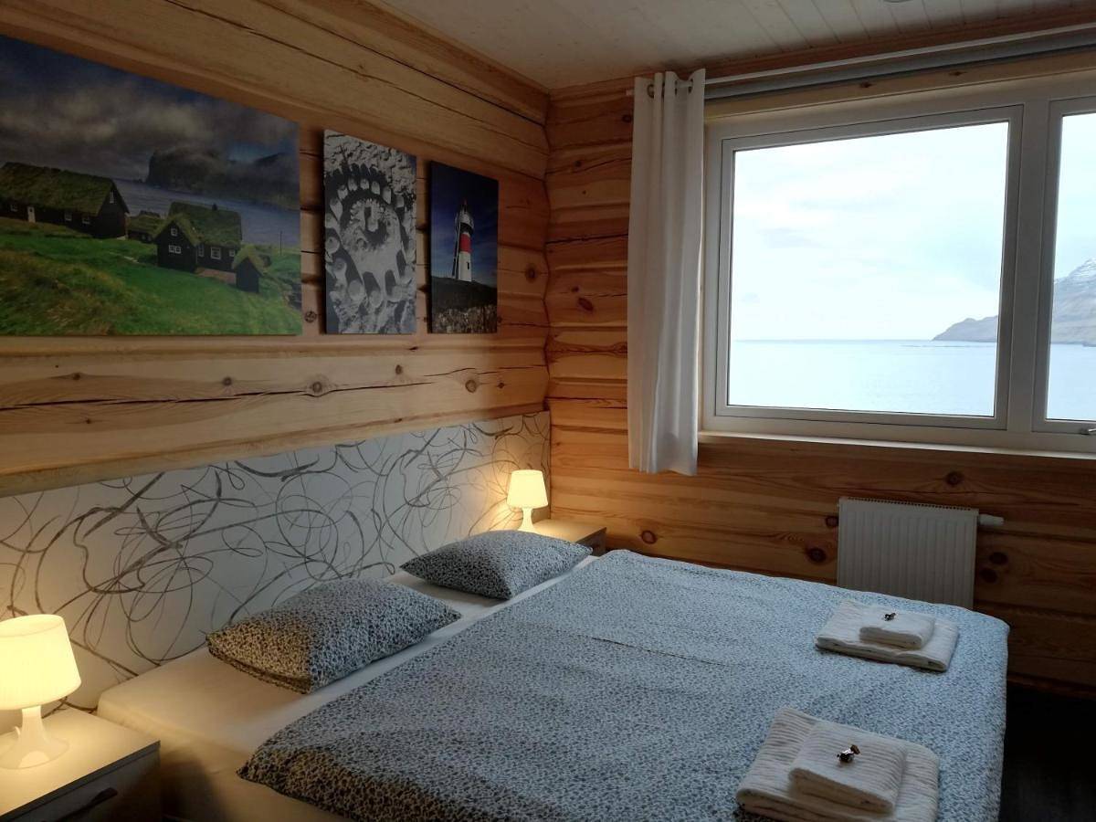 Hel ferieleilighet, Double Room with Sea View in Færøyene