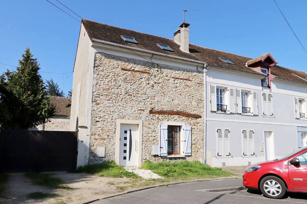 Charmande casa con pequeño jardín privado in Mennecy, Essonne