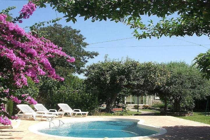 Location de vacances pour 6 personnes, avec jardin et piscine, animaux acceptés à Peyriac-Minervois