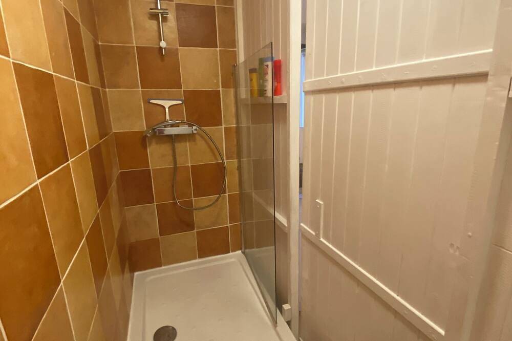 Appartement entier, Chambre-Studio avec jardin & piscine dans village animé à 10mn des plages in Calenzana, Région de Calvi