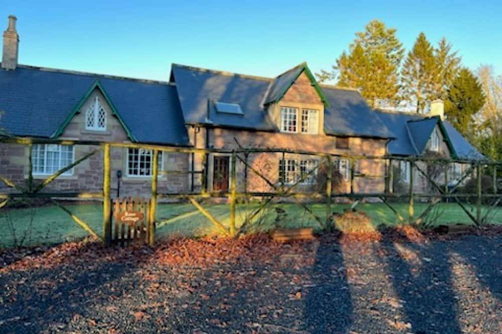 Rose Cottage - Charming Cottage in the Grounds of a Private Country House Estate in Scottish Borders