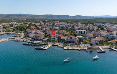 Ferienwohnung für 2 Personen, mit Seeblick und Terrasse in Grad Šibenik
