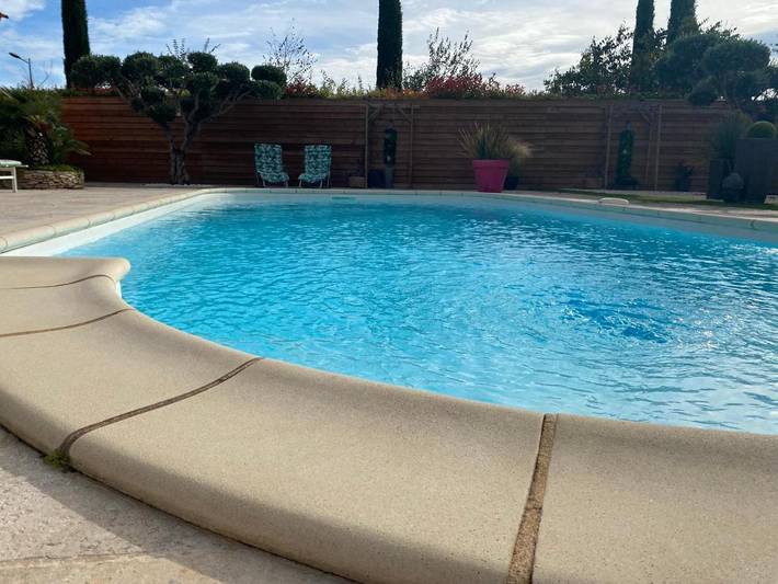 Location de vacances pour 9 personnes, avec jardin et vue ainsi que balcon et piscine à Cabrières (Gard) - 2