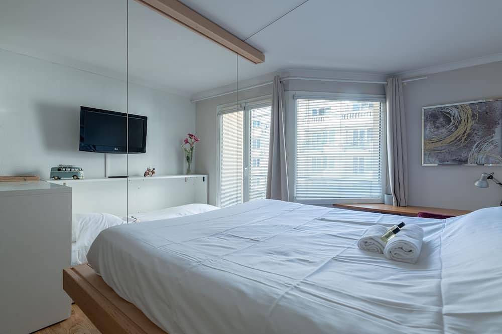 Very Quiet, Beautifully Decorated, Fully Equiped Studio with Balcony. in Issy-les-Moulineaux, Altos del Sena