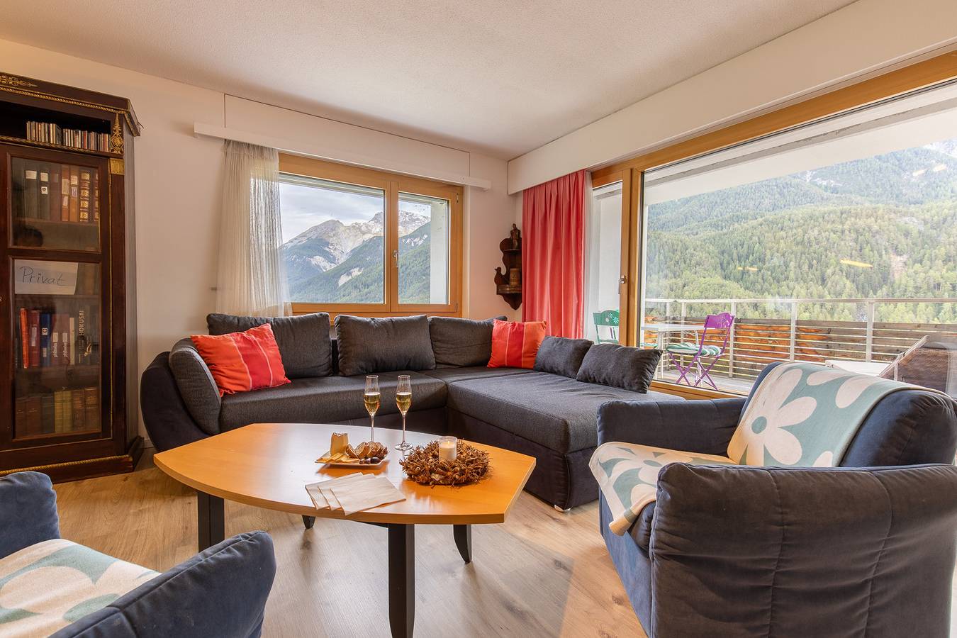 Apartamento entero, Chasa Vista Lischana: Helle, grosszügige 3.5 Zimmerwohnung mit Panoramaussicht in Scuol, Lower Engadine