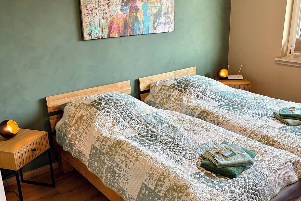 Ganze Wohnung, Haustierfreundliche Ferienwohnung (8km bis Beverungen), direkt am Weser Radweg in Beverungen, Kreis Höxter