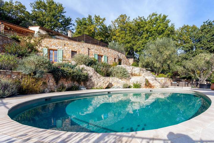 Villa pour 8 personnes, avec Balcon et Terrasse ainsi que Jardin et Piscine