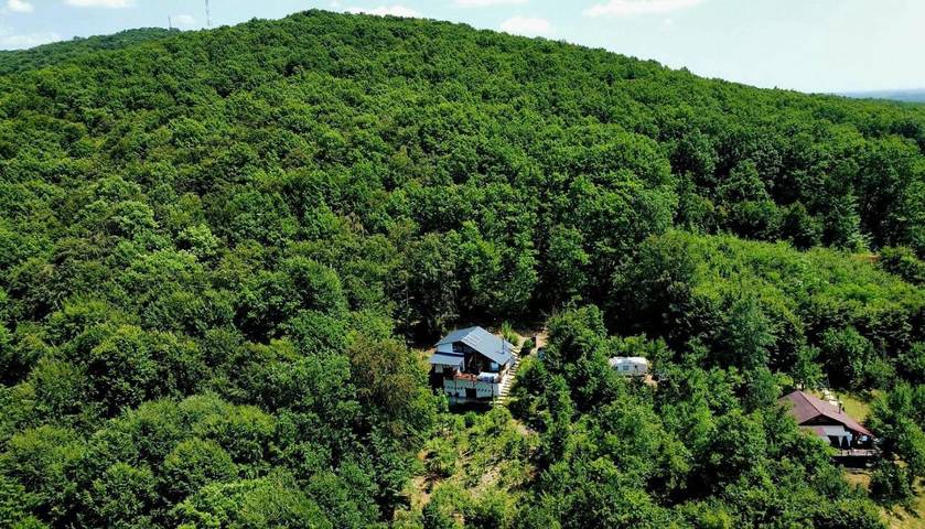 Gîte pour 10 personnes, avec Balcon et Terrasse ainsi que Jardin et Piscine