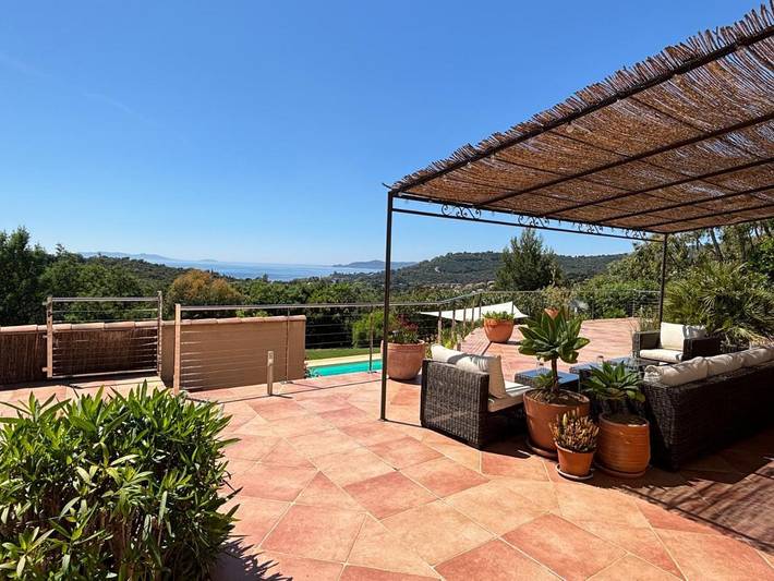 Villa pour 4 personnes, avec jardin et vue ainsi que piscine et terrasse dans Le Lavandou