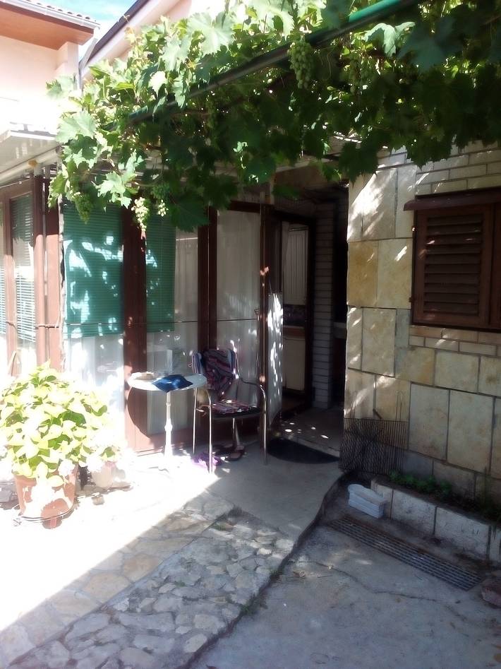 Ganze Wohnung, 2-Zimmer-Ferienwohnung mit Terrasse Zaboric, Sibenik -b in Žaborić, Šibenik-Knin
