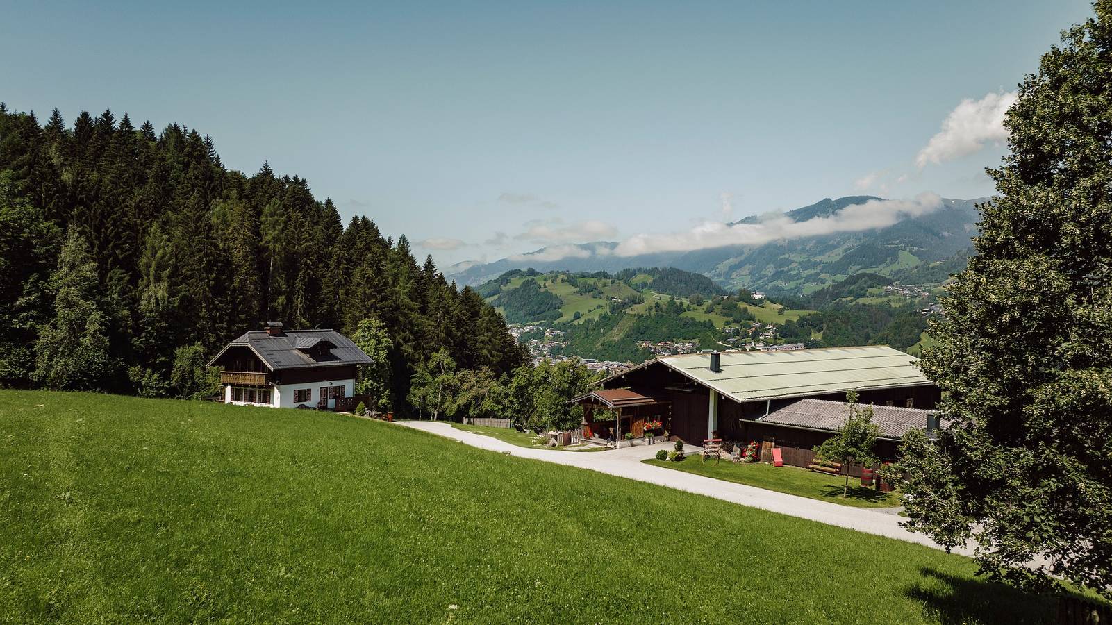 Chalet 'Hinterweiding Gut' met uitzicht op de bergen, tuin & Wi-Fi in Sankt Veit im Pongau, Ski Amadé