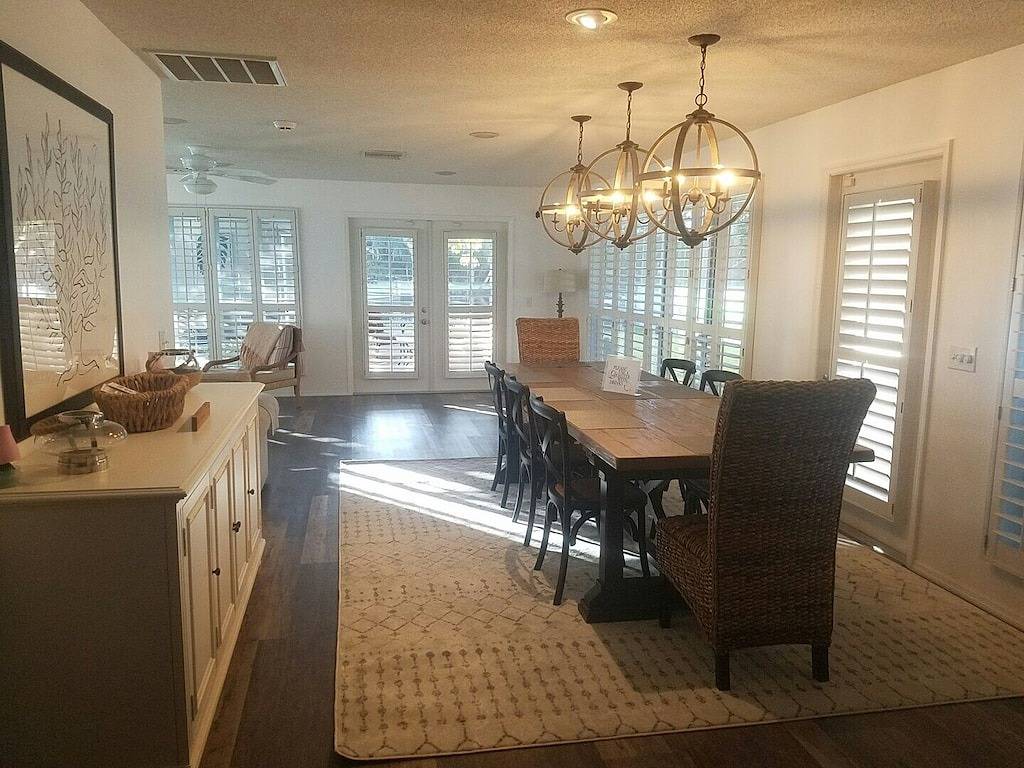 Alte Homosassa- Flusswasser-Vorderboot-Haus-Eismaschine-Tiefe-Bucht-Vier Kayaks in Homosassa, Citrus County